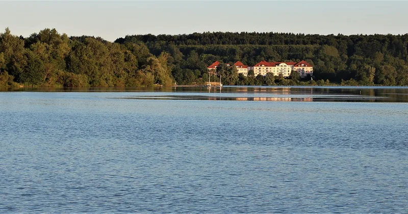 Kamari Beach Hotel und die Unterkünfte am Strand