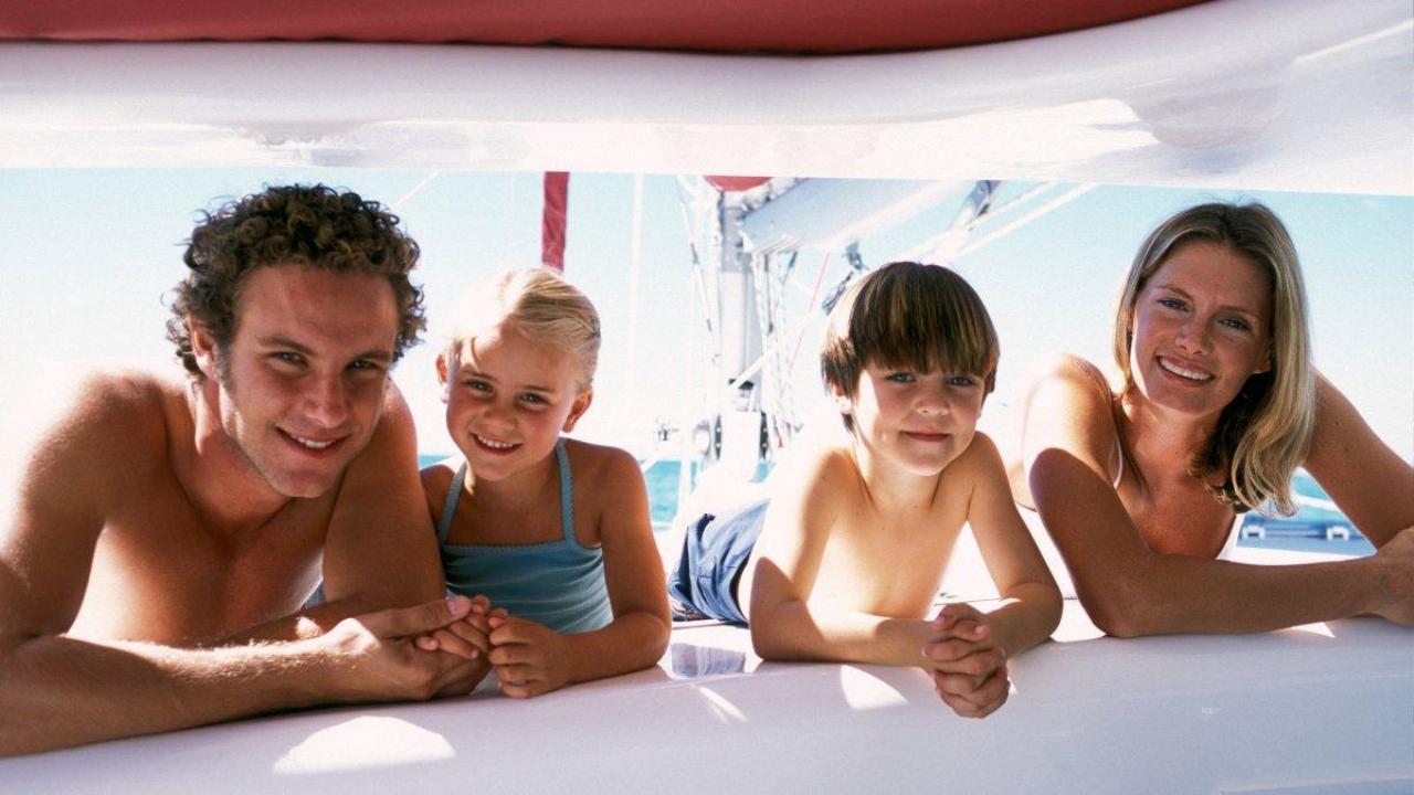 Mieten Sie ein Segelboot für einen Familienurlaub auf dem Wasser