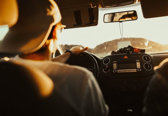 entdecken sie die freiheit und das abenteuer eines unvergesslichen roadtrips! erleben sie atemberaubende landschaften, entdecken sie verborgene schätze und genießen sie die unendlichen möglichkeiten des reisens mit dem auto. planen sie ihre perfekte route und machen sie erinnerungen, die ein leben lang halten.