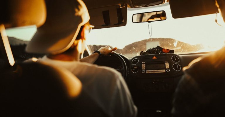 entdecken sie die freiheit und das abenteuer eines unvergesslichen roadtrips! erleben sie atemberaubende landschaften, entdecken sie verborgene schätze und genießen sie die unendlichen möglichkeiten des reisens mit dem auto. planen sie ihre perfekte route und machen sie erinnerungen, die ein leben lang halten.