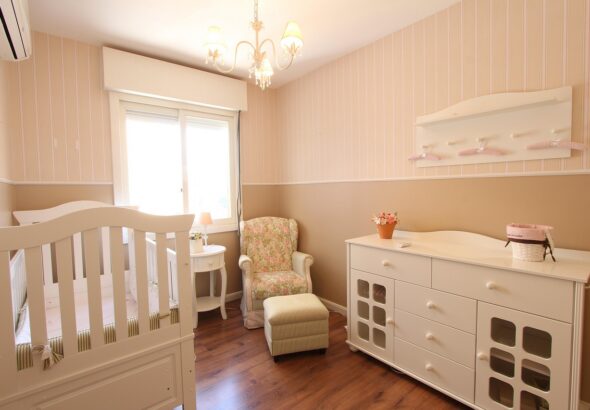 buchen sie 2025 babybetten in hotels f&uuml;r einen komfortablen und sicheren familienaufenthalt. jetzt kinderfreundliche unterk&uuml;nfte entdecken und sorgenfrei reisen.